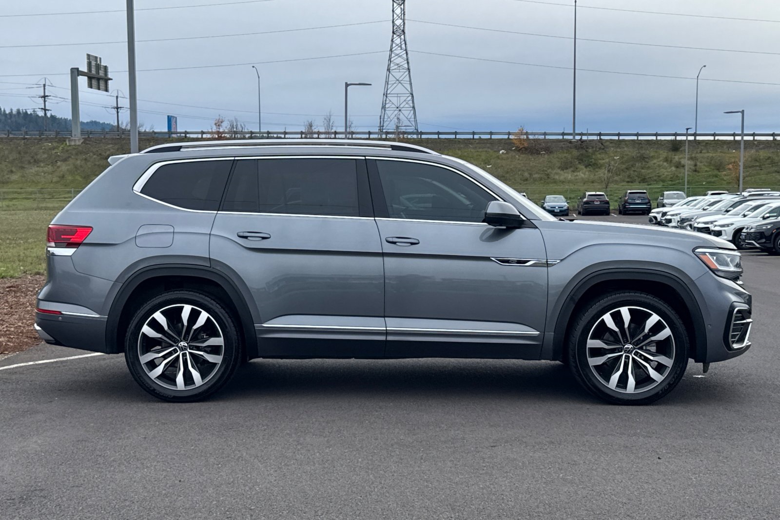 2022 Volkswagen Atlas V6 SEL Premium R-Line photo 2