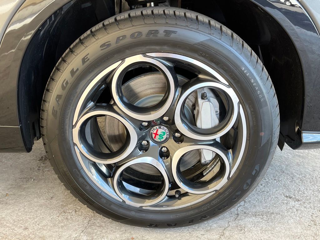 2024 Alfa Romeo Tonale Ti photo 2