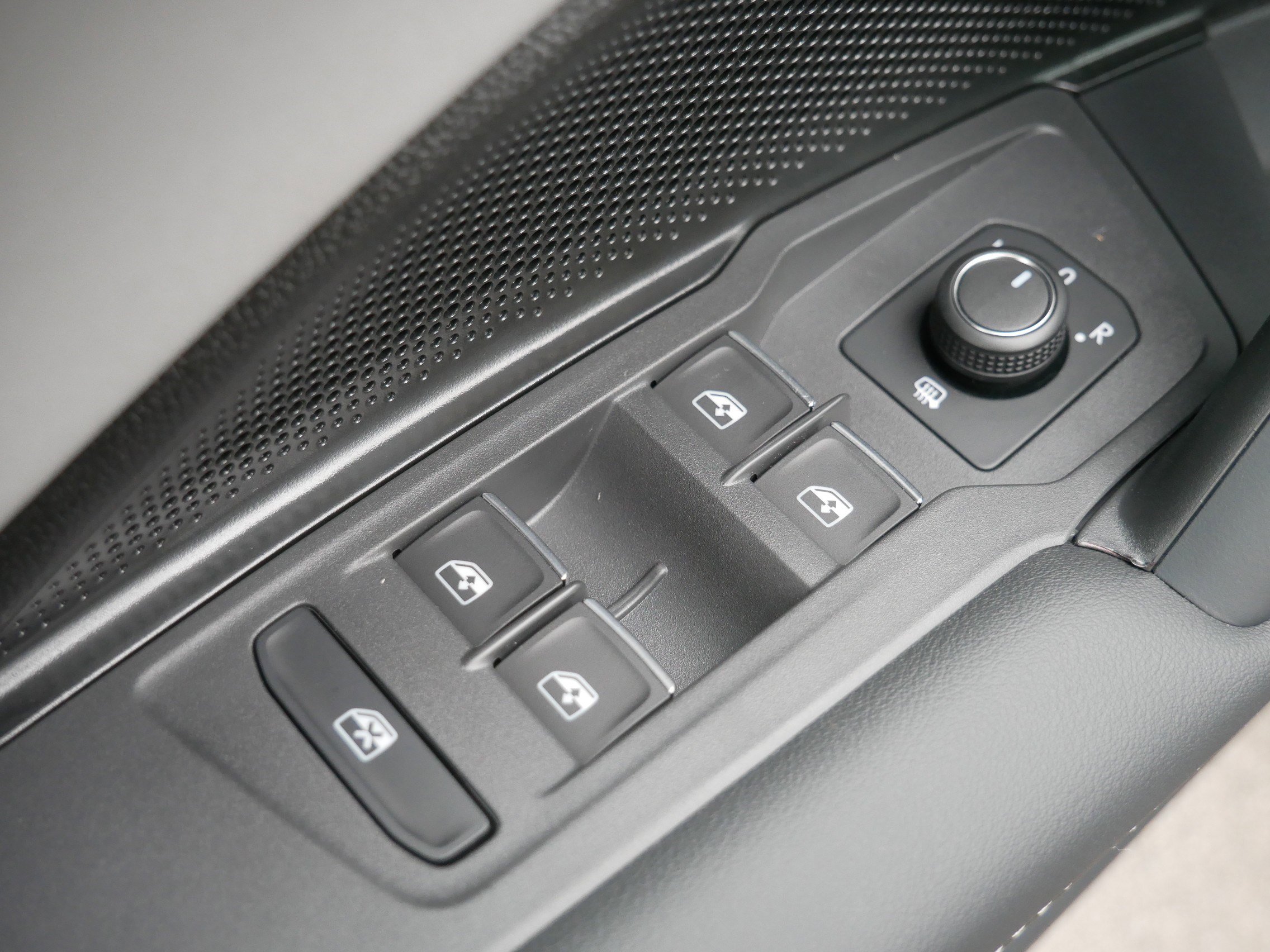 2025 Volkswagen Tiguan SE R-Line Black photo 4