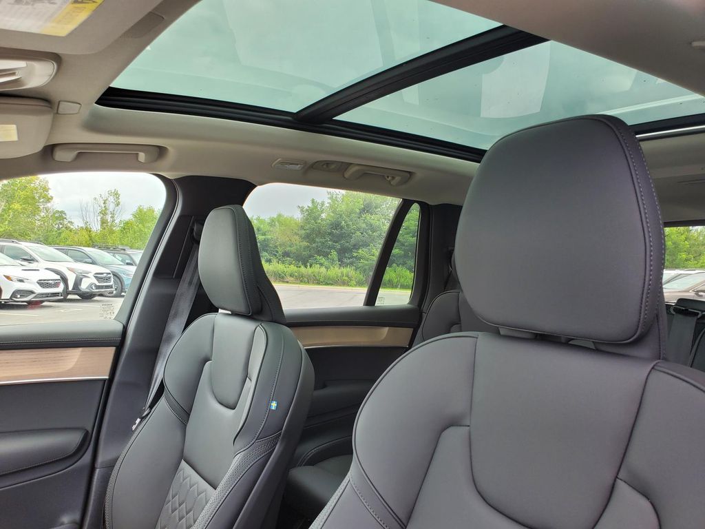 2026 Volvo XC90 AWD Plus photo 5