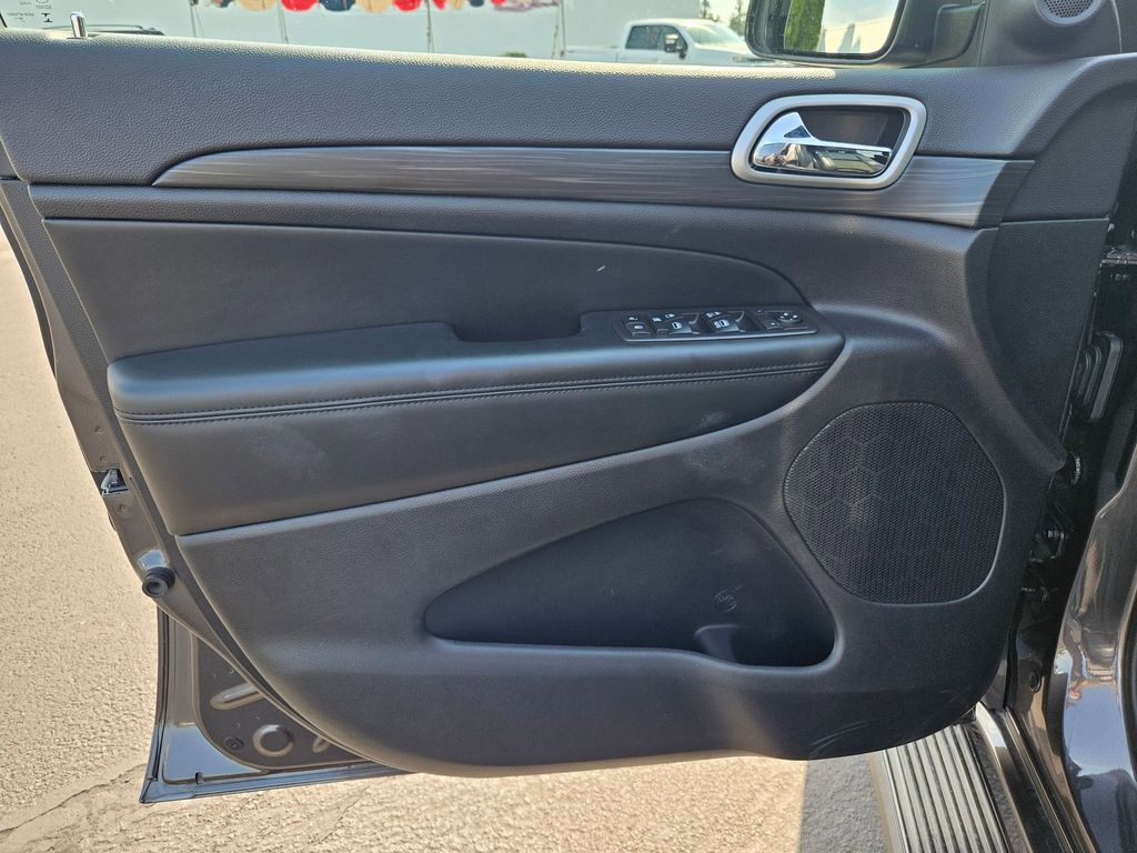 2019 Jeep Grand Cherokee Laredo Altitude photo 9