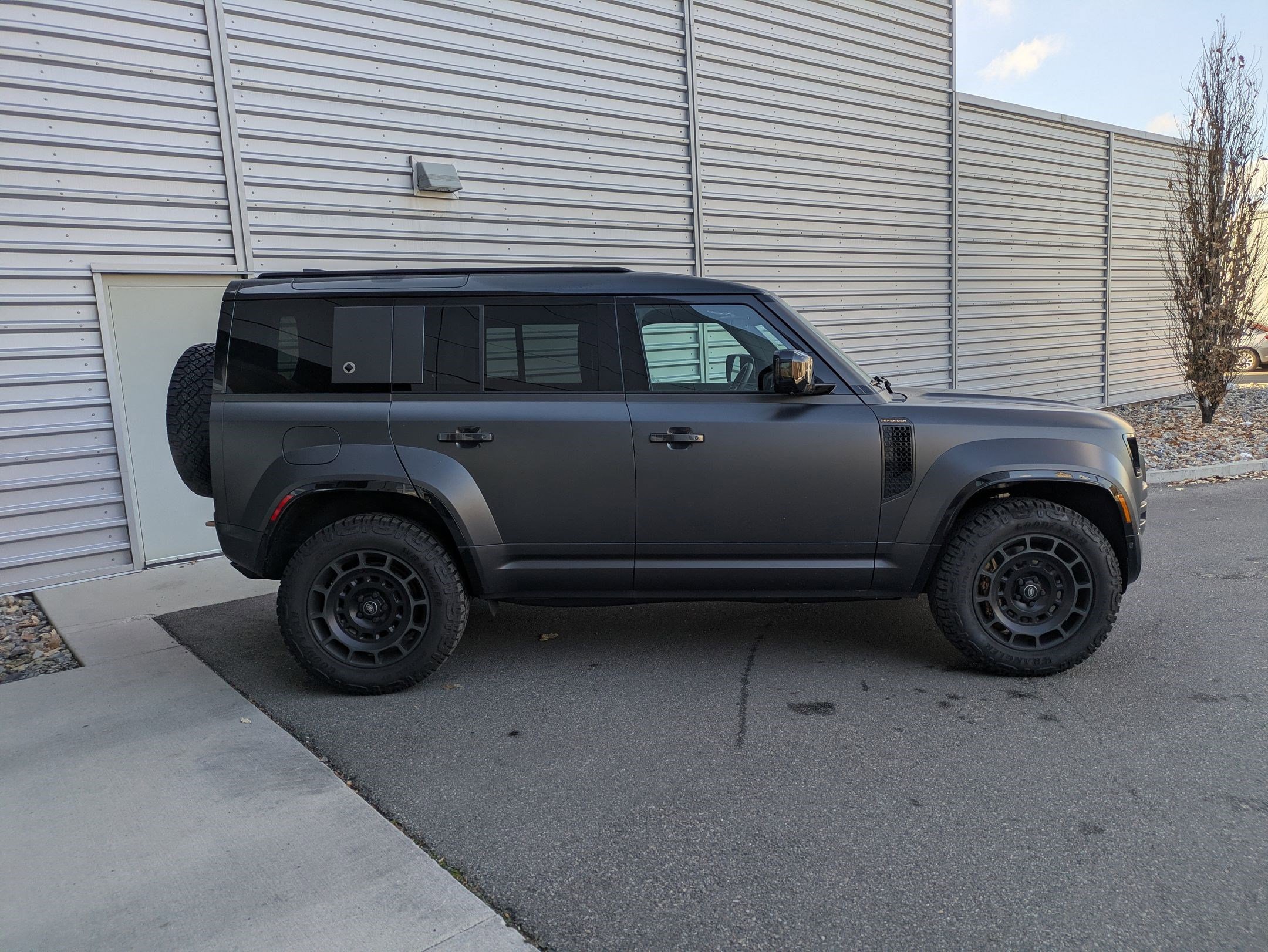 2025 Land Rover Defender 110 V8 photo 4