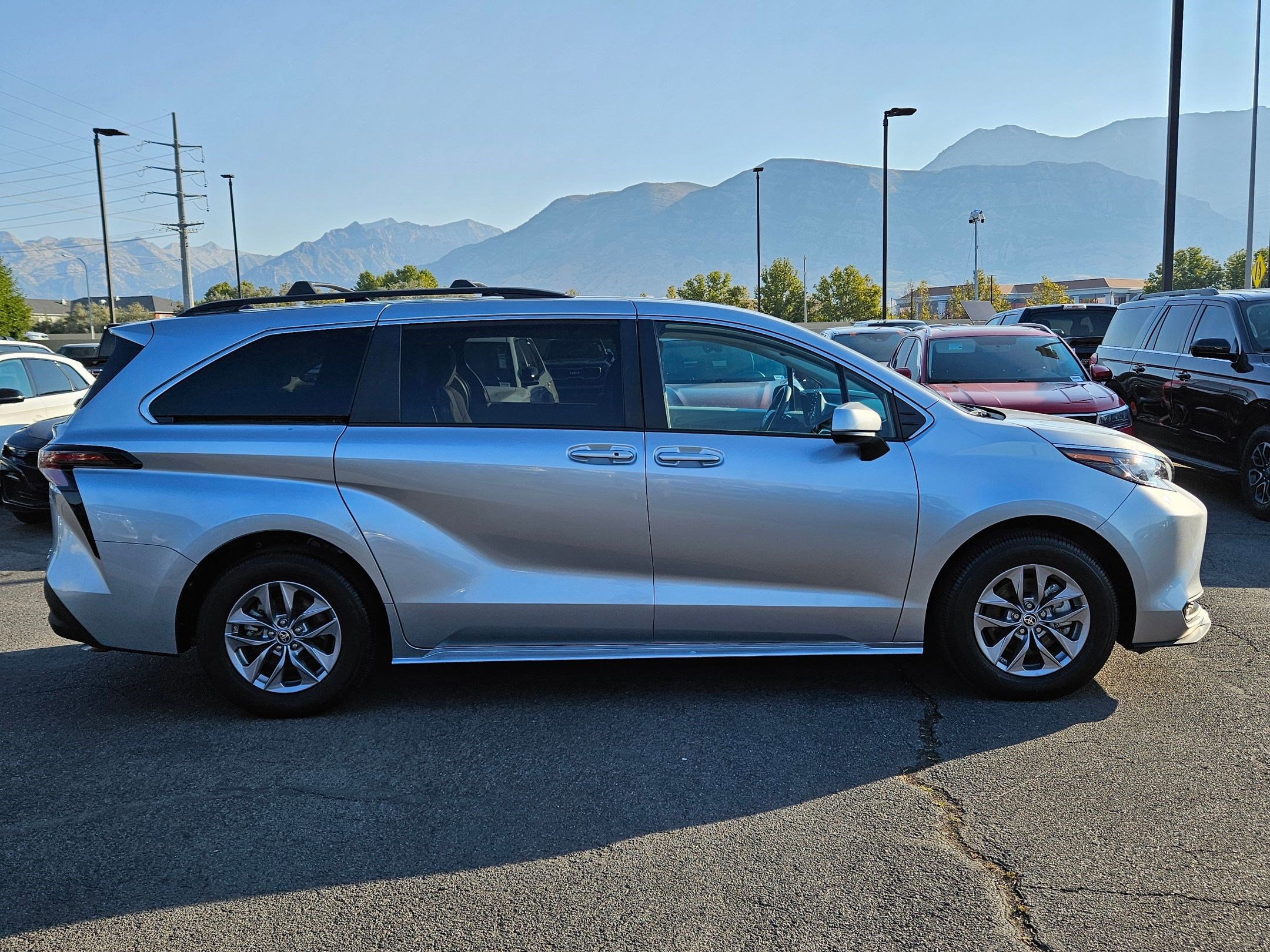 2023 Toyota Sienna LE photo 2
