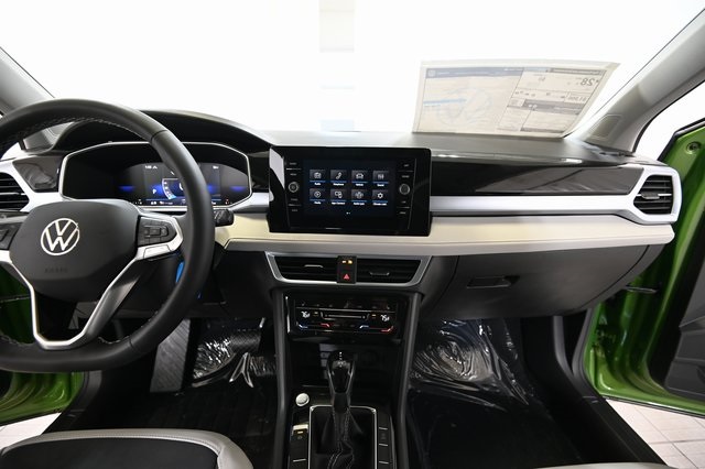 2025 Volkswagen Taos SE photo 2