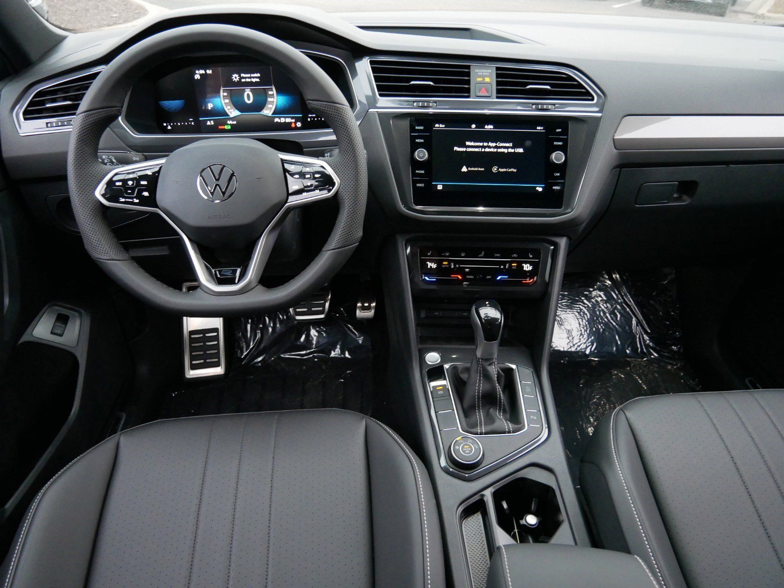 2024 Volkswagen Tiguan SE R-Line photo 4