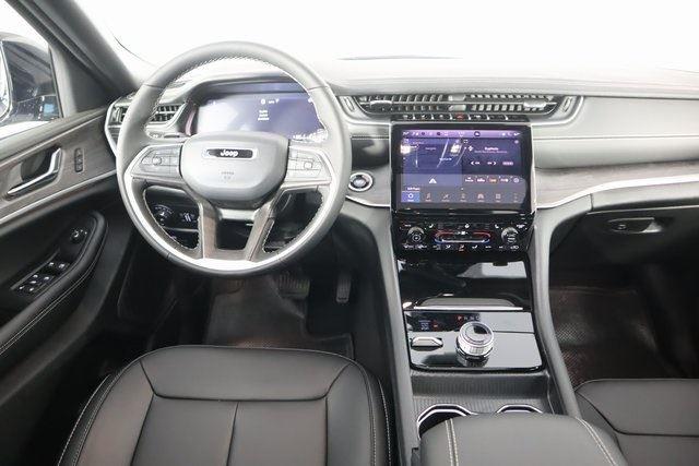 2025 Jeep Grand Cherokee Limited photo 4