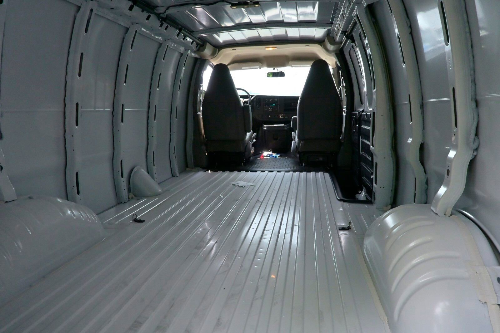 2025 Chevrolet Express 3500 Work Van Cargo photo 4
