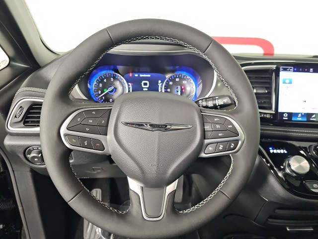 2026 Chrysler Pacifica photo 15