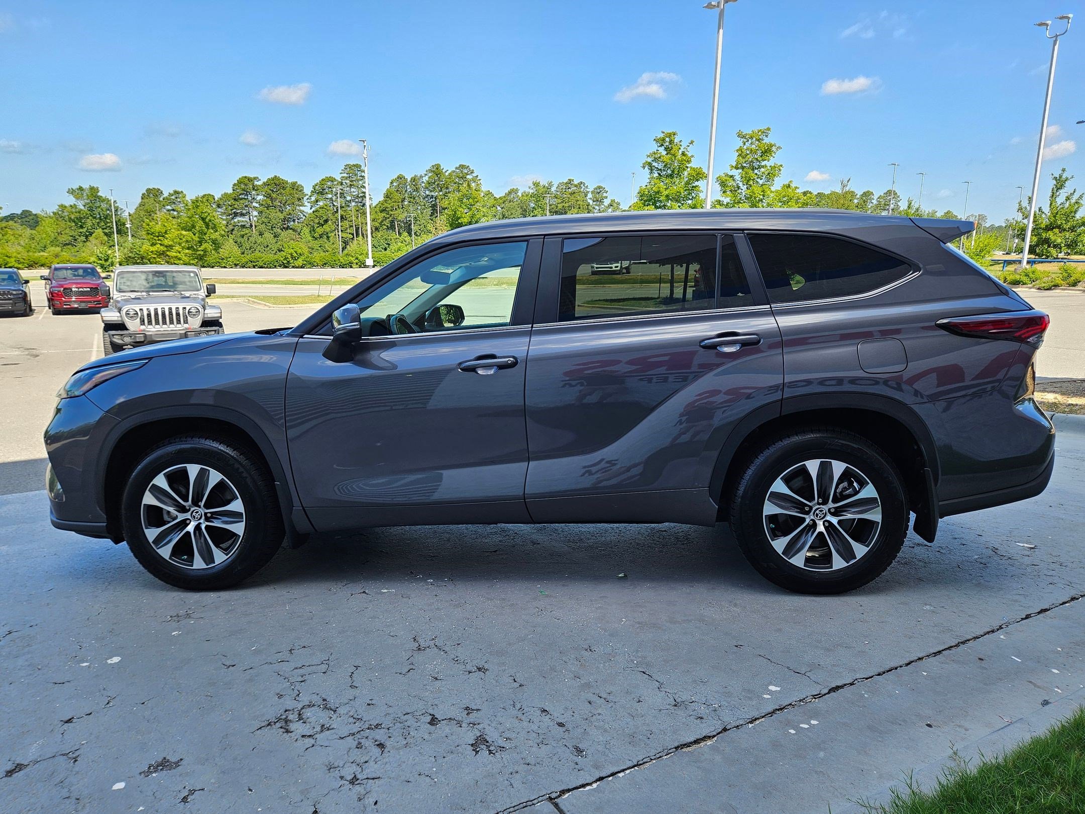2024 Toyota Highlander XLE photo 4