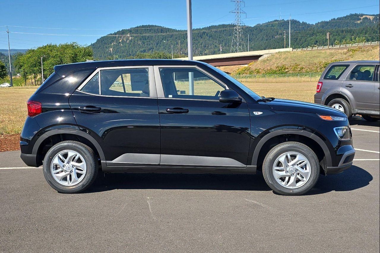 2025 Hyundai Venue SE photo 2