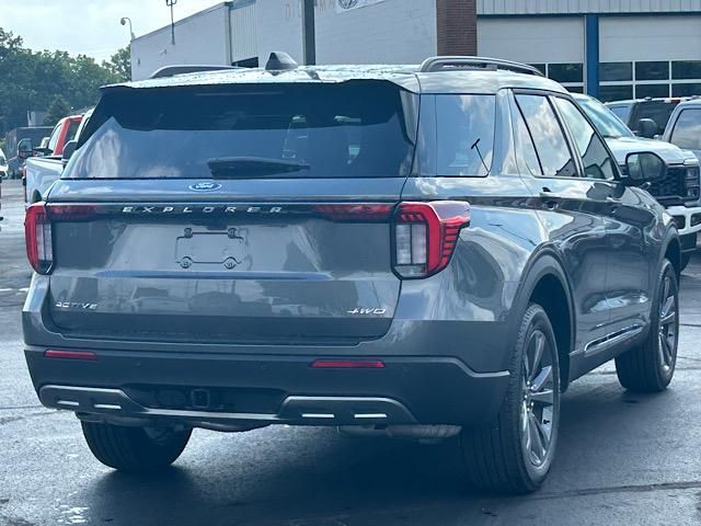2025 Ford Explorer photo 8