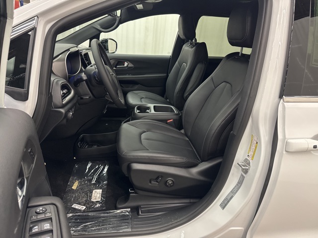 2026 Chrysler Pacifica photo 4