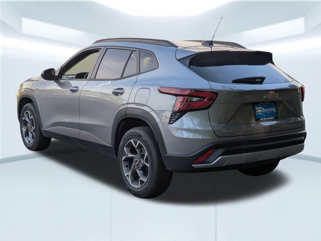 2025 Chevrolet Trax LT photo 3