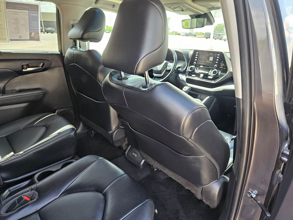 2022 Toyota Highlander XLE photo 30