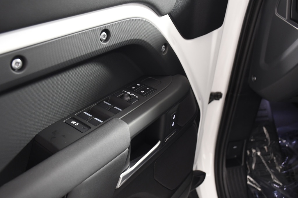 2025 Land Rover Defender 110 S photo 15
