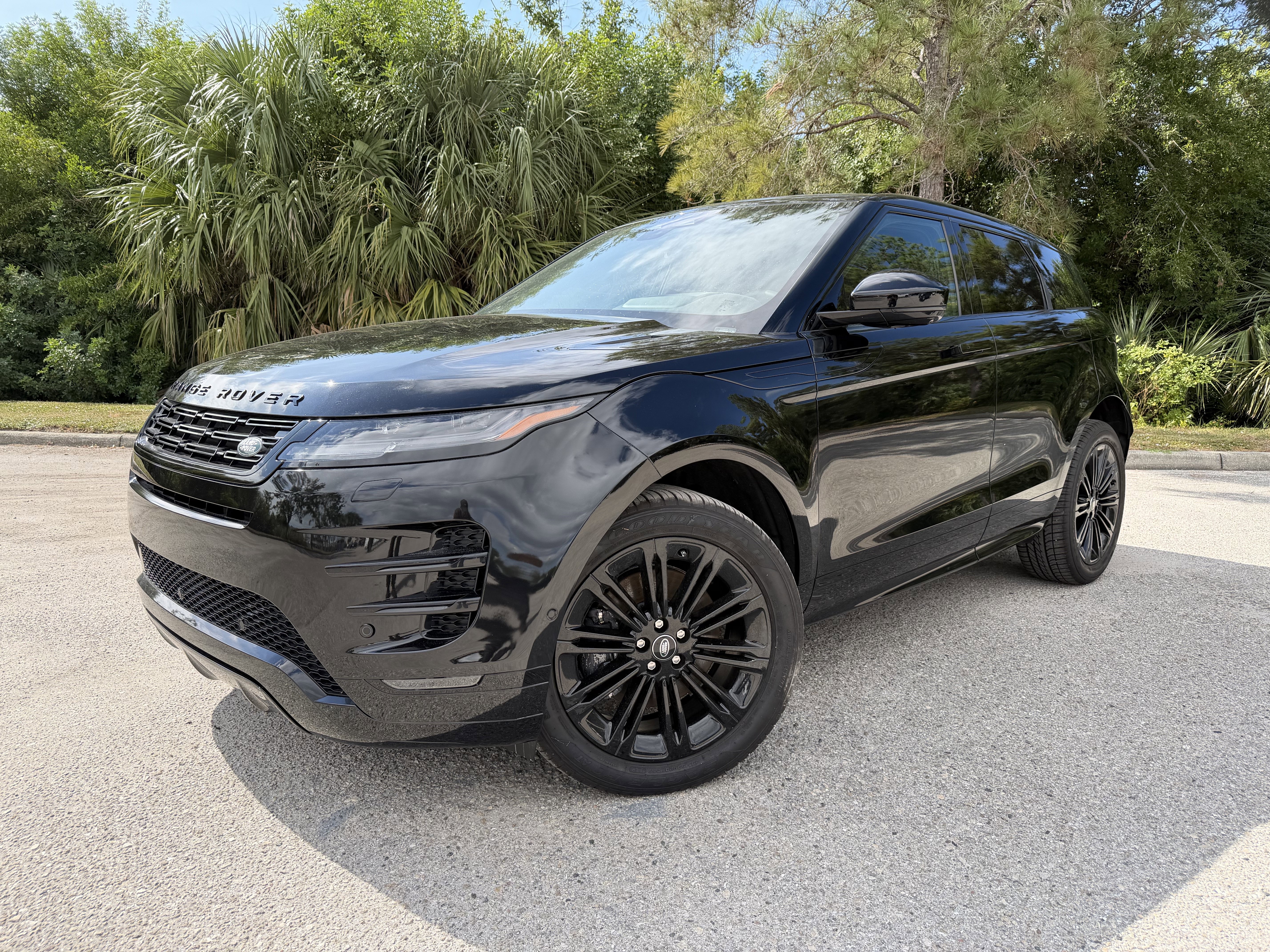 2025 Land Rover Range Rover Evoque Dynamic SE's photo