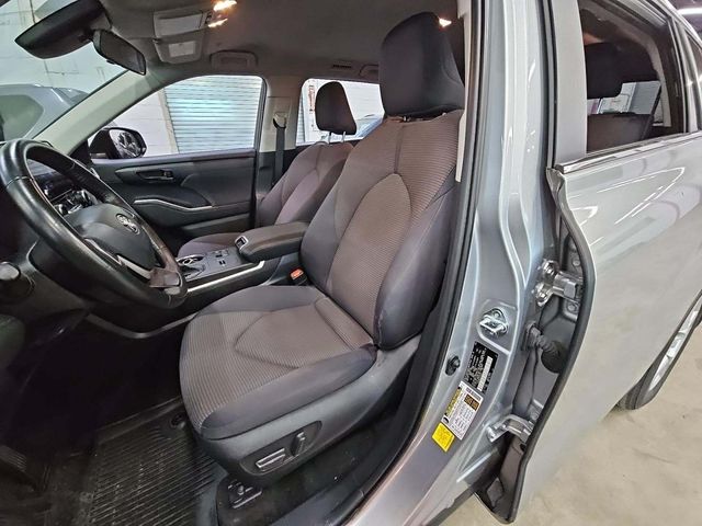 2023 Toyota Highlander Hybrid LE photo 3