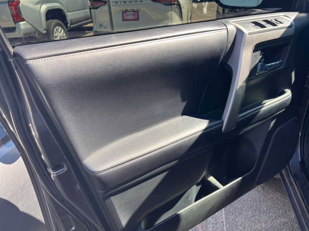 2018 Toyota 4Runner SR5 Premium photo 4