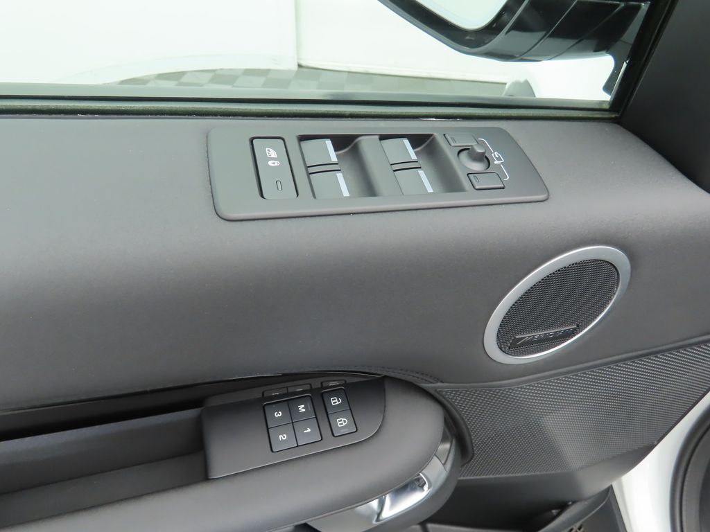 2024 Land Rover Discovery P300 S photo 20