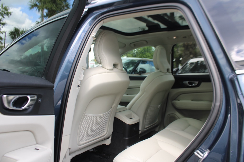 2022 Volvo XC60 Inscription R-Design Expression T8 Momentum B5 photo 26