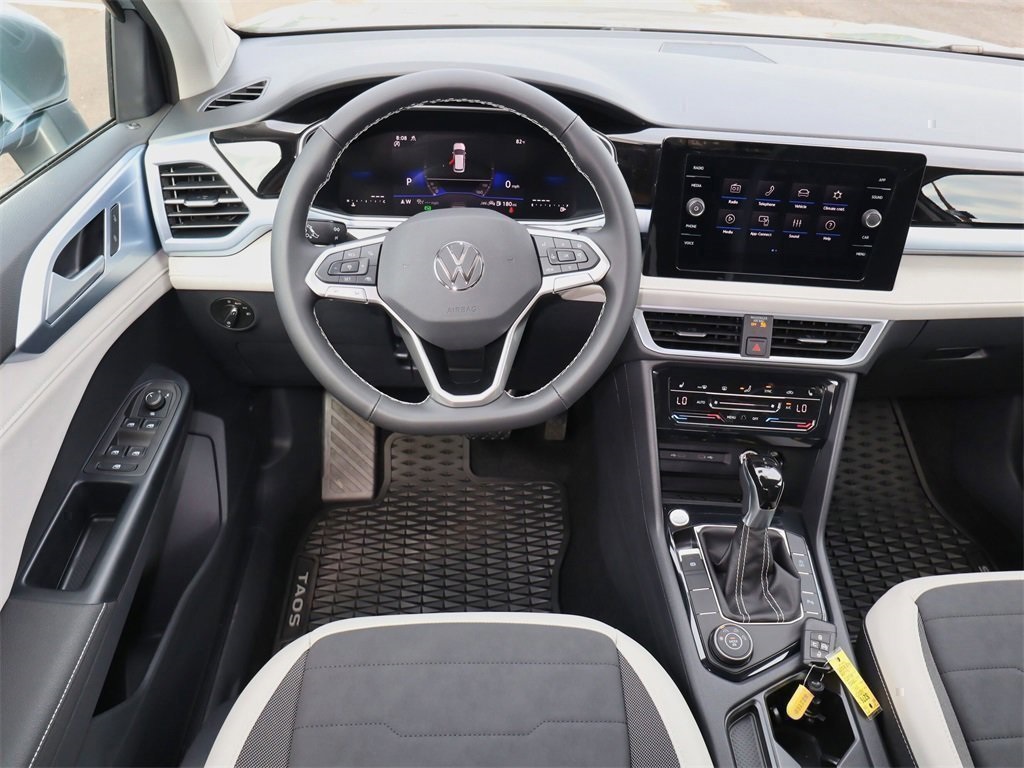 2025 Volkswagen Taos SE photo 16