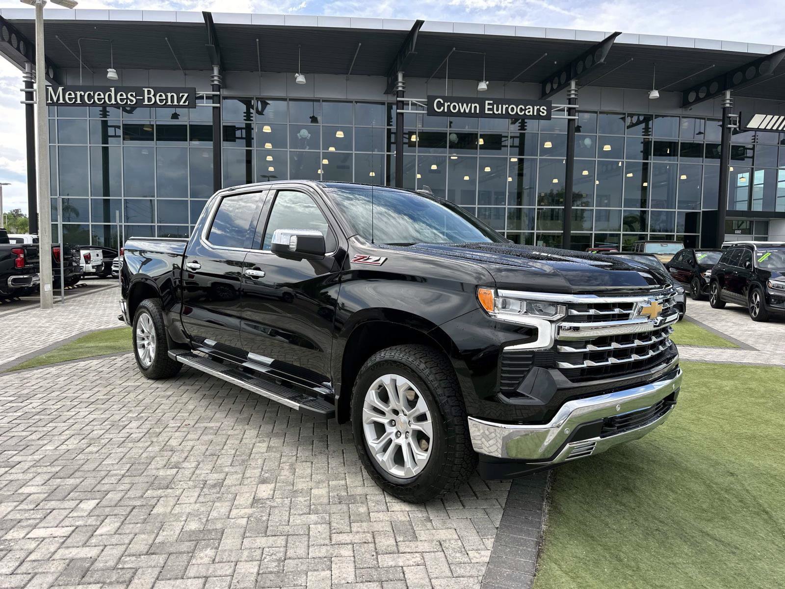 2023 Chevrolet Silverado 1500 LTZ photo 2