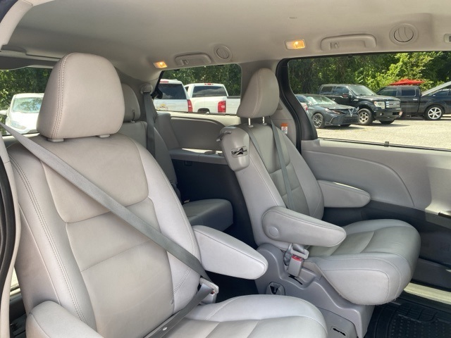 2020 Toyota Sienna XLE photo 13