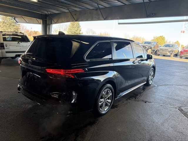 2021 Toyota Sienna XSE photo 3
