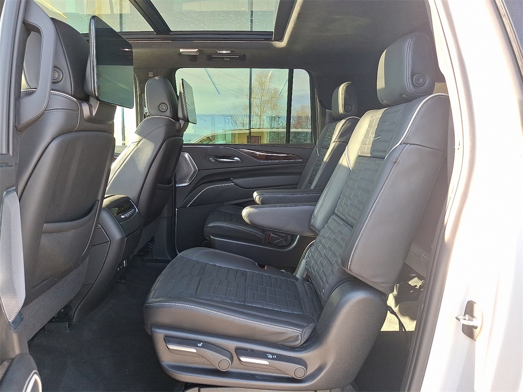 2023 Cadillac Escalade ESV Sport Platinum photo 4