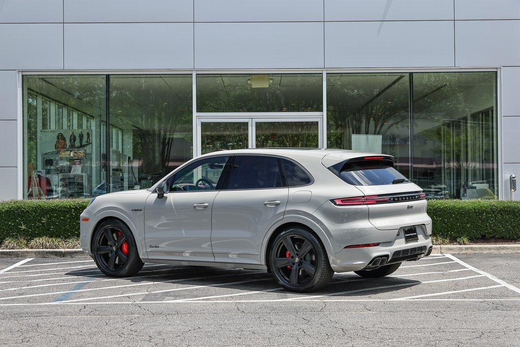 2025 Porsche Cayenne Turbo E-Hybrid photo 2