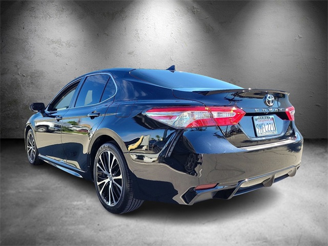 2020 Toyota Camry SE photo 4