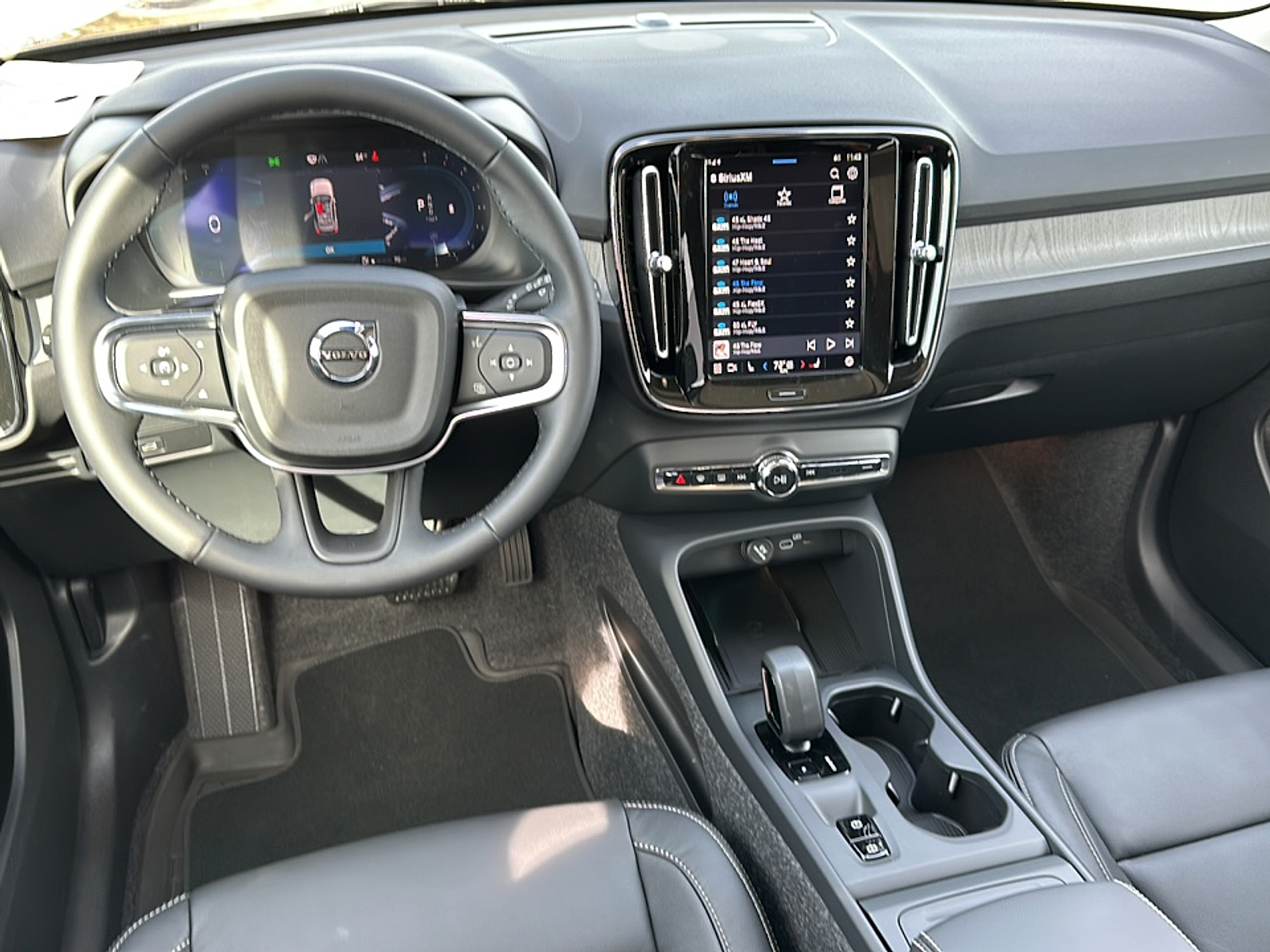 2025 Volvo XC40 Core photo 2
