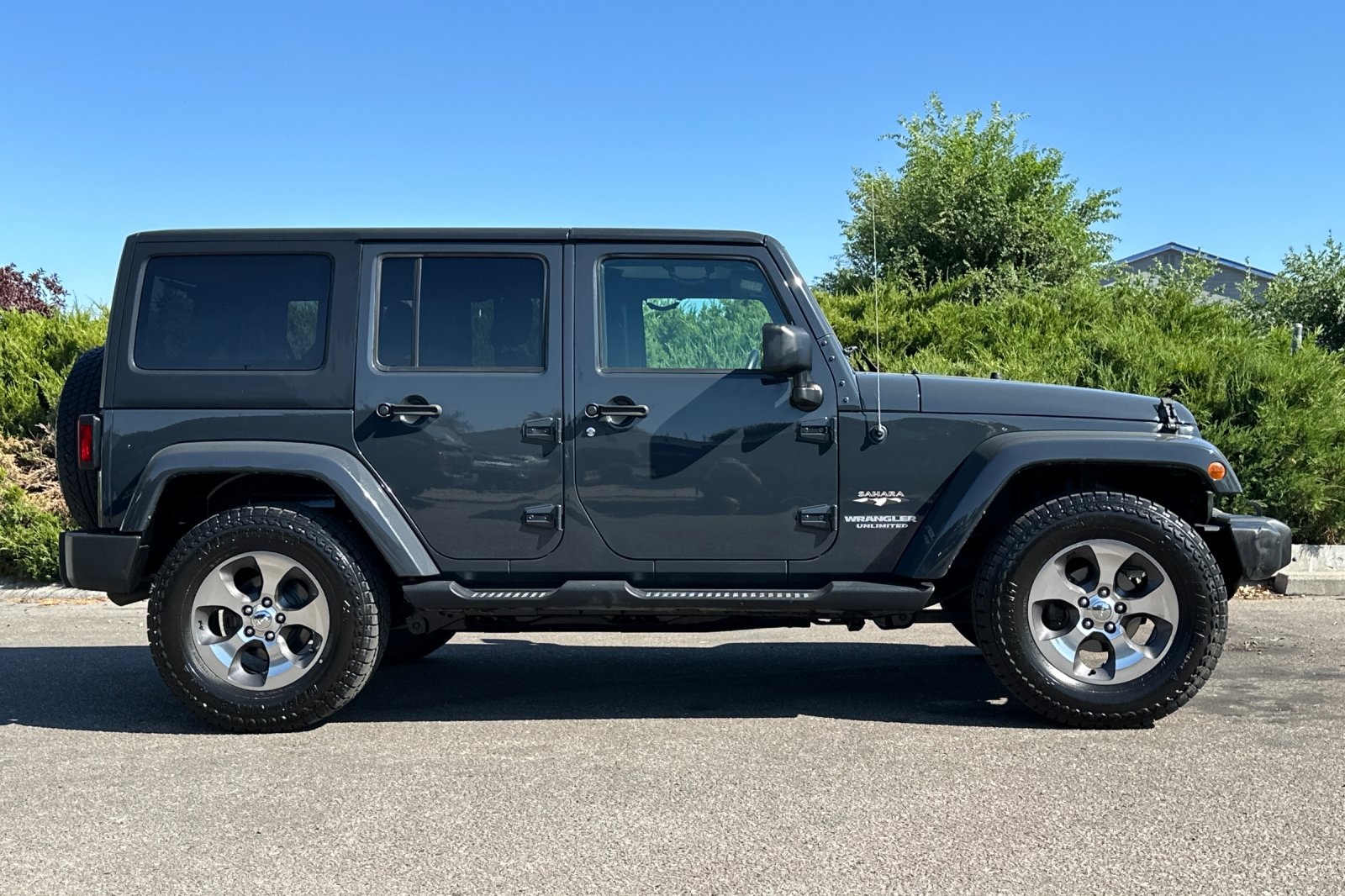 2017 Jeep Wrangler Unlimited Sahara photo 3