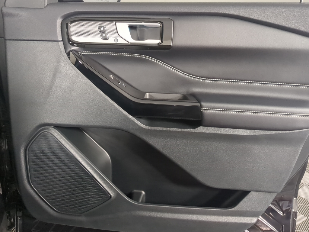 2023 Ford Explorer ST photo 17