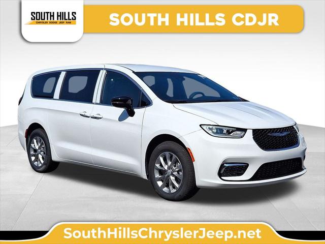 2026 Chrysler Pacifica Select's photo