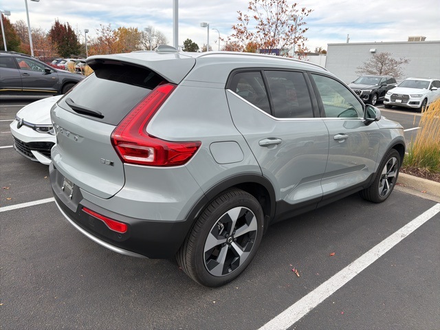 2025 Volvo XC40 Core photo 3