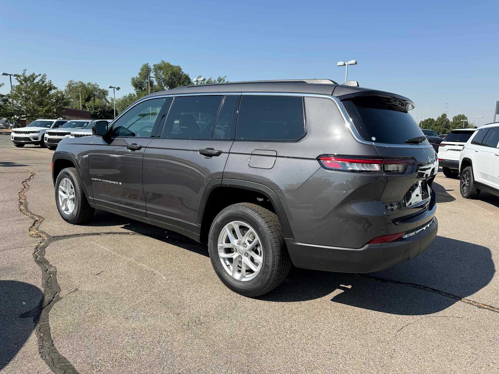 2025 Jeep Grand Cherokee Laredo photo 2
