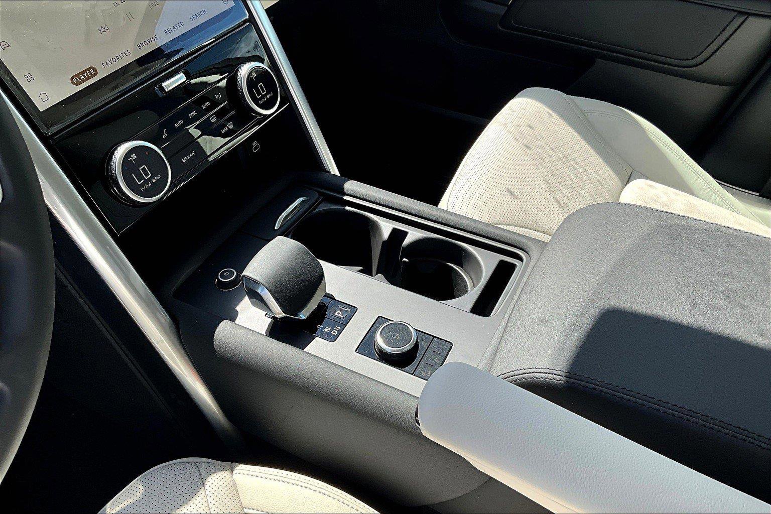 2025 Land Rover Discovery S photo 8