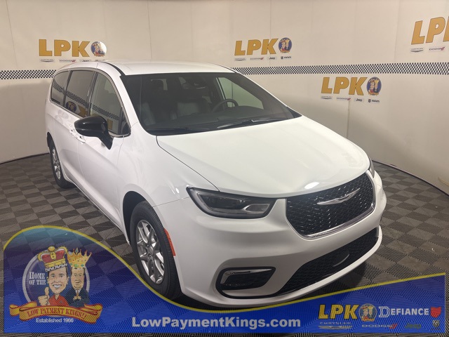 2026 Chrysler Pacifica Select's photo