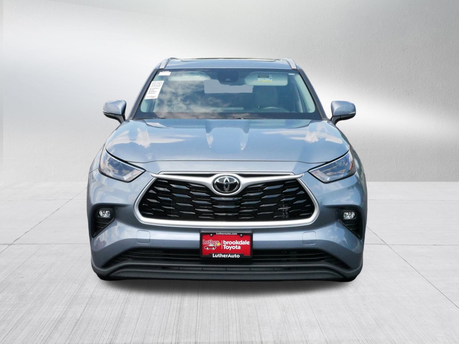Certified 2022 Toyota Highlander XLE with VIN 5TDGZRBH3NS183328 for sale in Brooklyn Center, Minnesota
