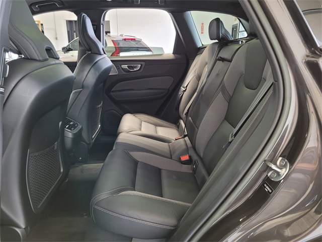 2022 Volvo XC60 B5 R-Design photo 11