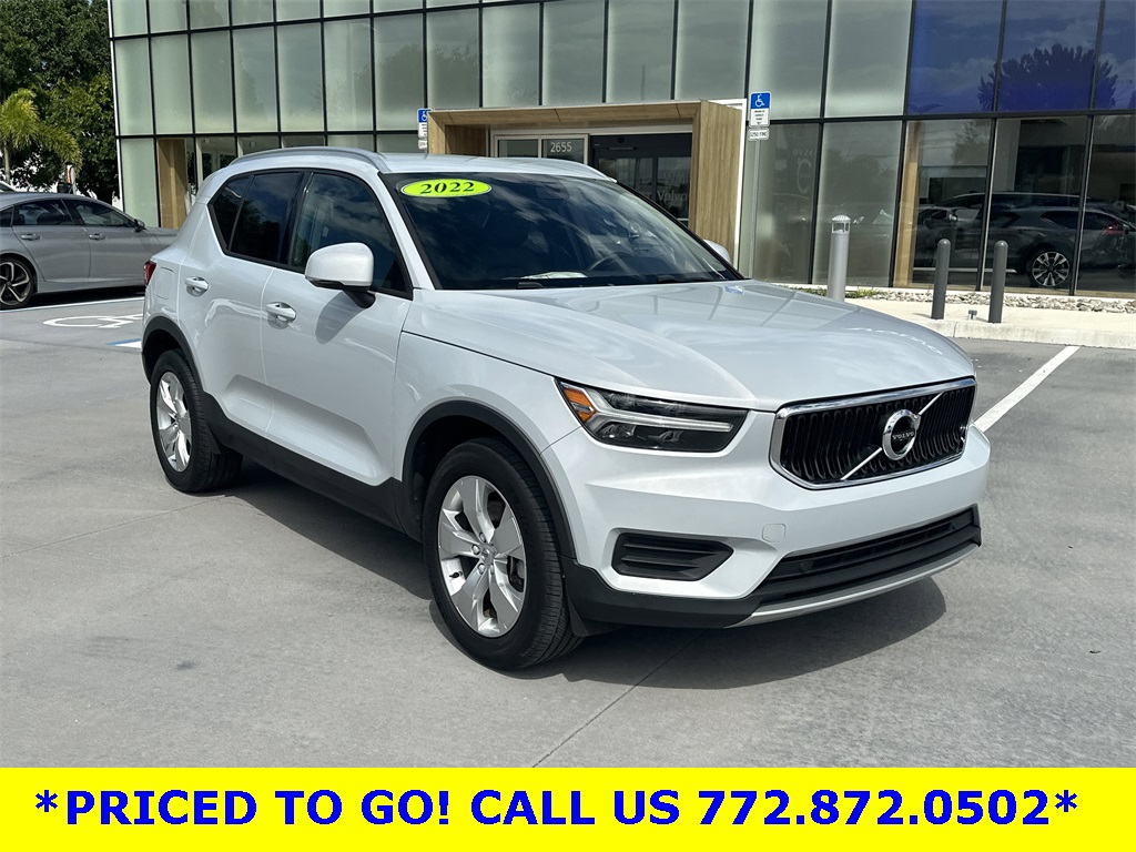 2022 Volvo XC40 Momentum photo 2