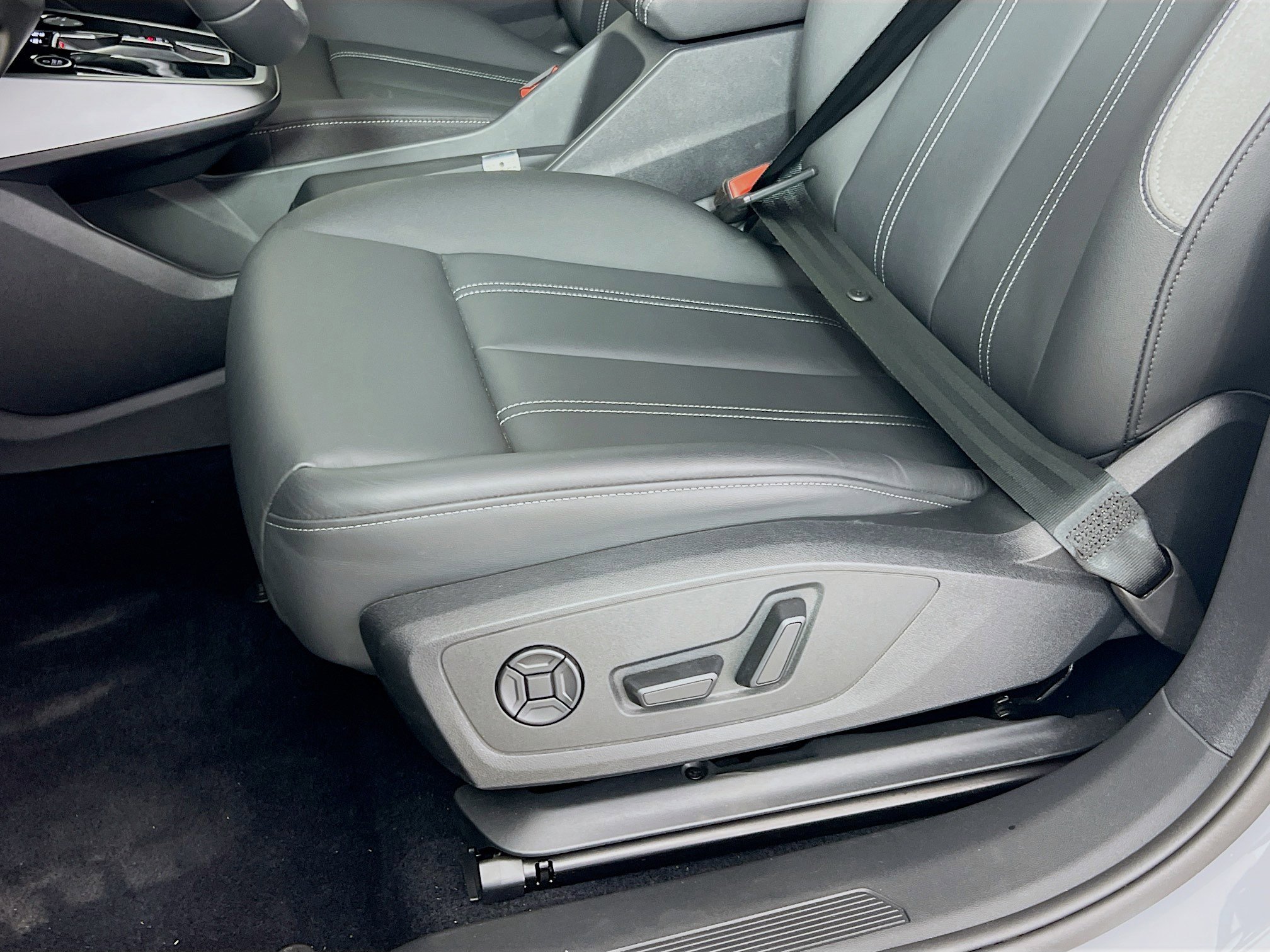 2024 Audi Q4 E-tron Premium Plus photo 18