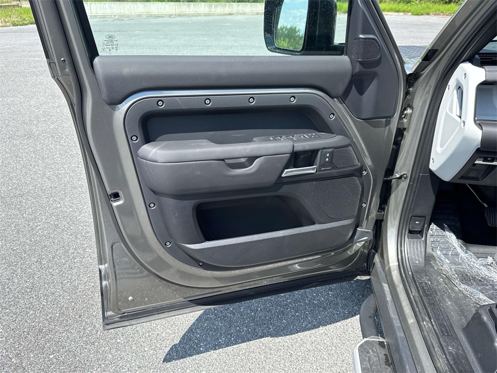2025 Land Rover Defender 110 S photo 10