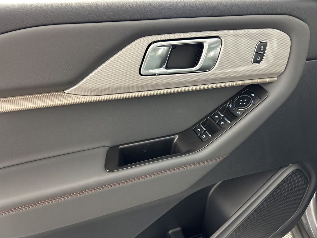 2025 Ford Explorer photo 8