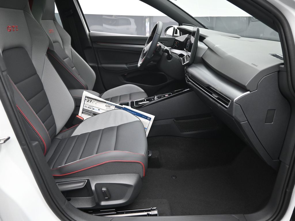 2025 Volkswagen Golf GTI SE photo 4