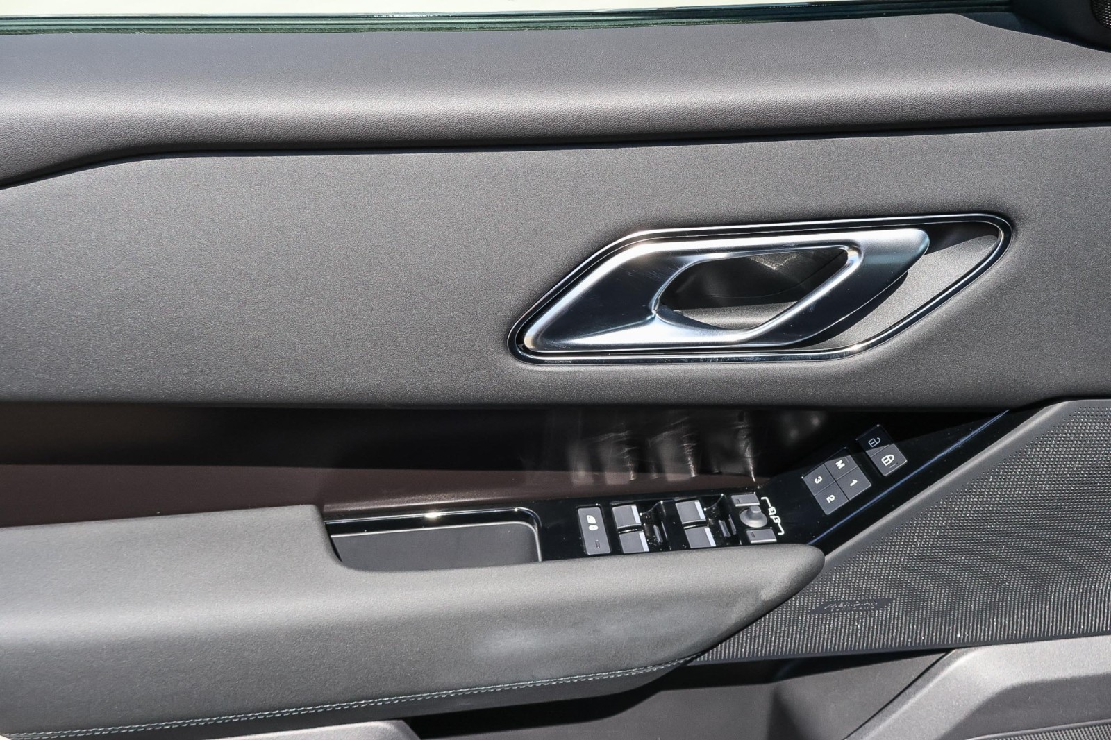 2026 Land Rover Range Rover Velar SE photo 19