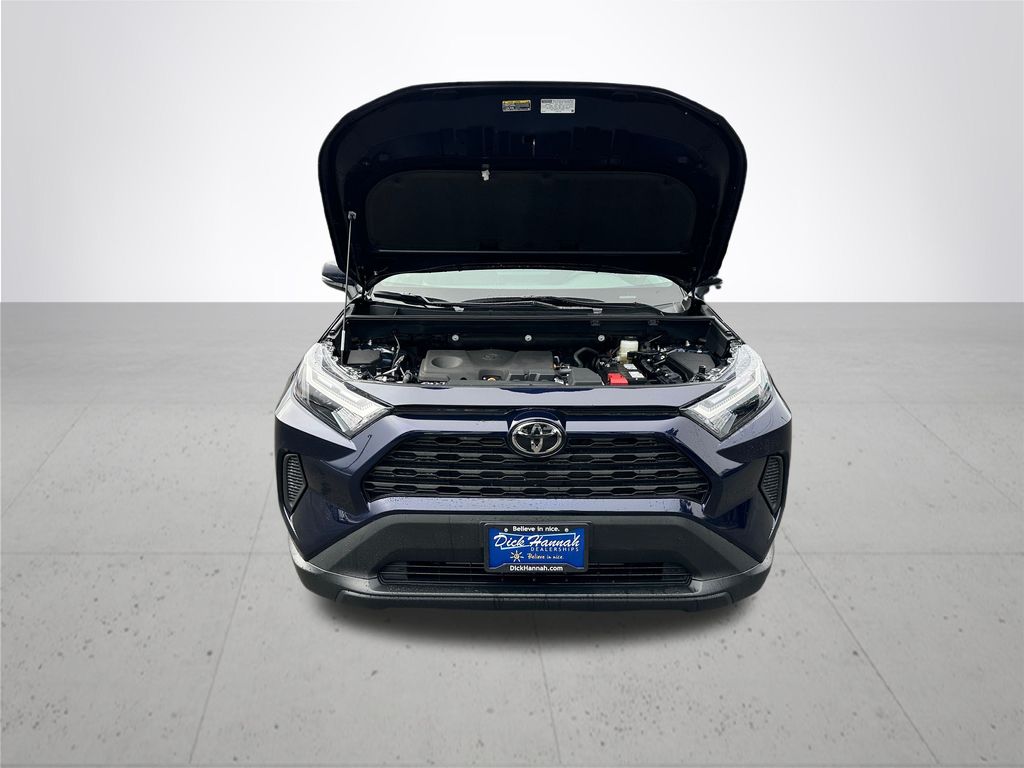 2025 Toyota RAV4 XLE photo 4
