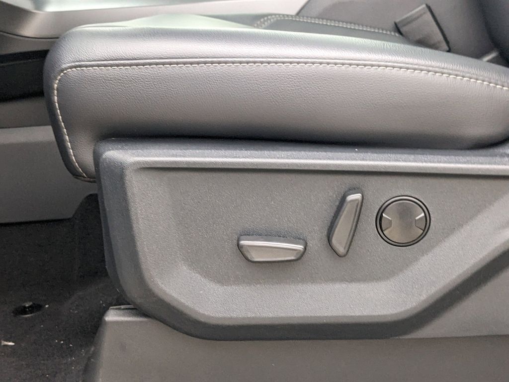 2025 Ford F-150 XLT photo 19
