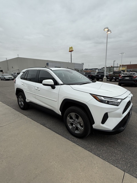 2022 Toyota RAV4 Hybrid XLE photo 4